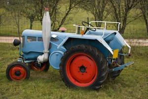 oude tractoren op het franse platteland foto