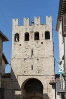 toren van porta in montefalco, italië, augustus 2020 foto