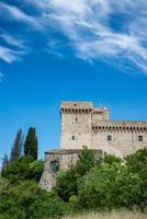 fort albornoz op de heuvel boven narni, italië, 2020 foto