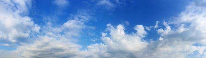 panorama hemel met wolk op een zonnige dag foto