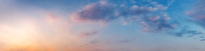 prachtig panorama van zonsopgang en zonsondergang met zilveren voering en wolk in de ochtend en avond foto