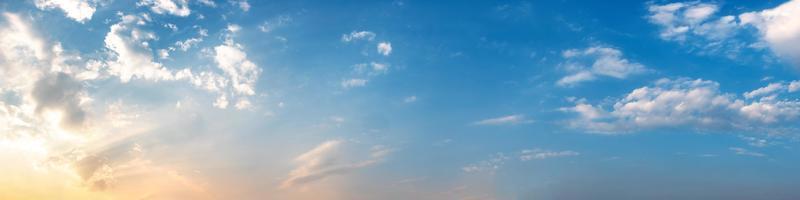 prachtig panorama van zonsopgang en zonsondergang met zilveren voering en wolk in de ochtend en avond foto