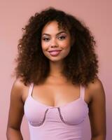 mooi Afrikaanse Amerikaans vrouw met gekruld haar- vervelend een roze beha top generatief ai foto