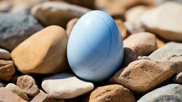 een blauw ei zittend Aan top van een stapel van rotsen generatief ai foto