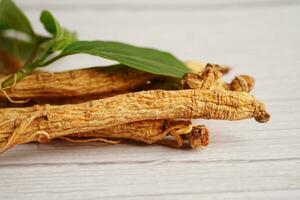 ginseng wortels en groen blad, biologisch natuur gezond voedsel. foto