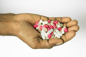 handvol van pillen Aan wit achtergrond, Gezondheid zorg en medisch concept foto