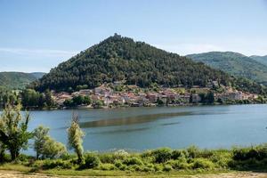 panorama van het dorp piediluco, italië foto