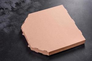 kartonnen bruine doos met vierkante vorm voor transport en bezorging van pizza foto