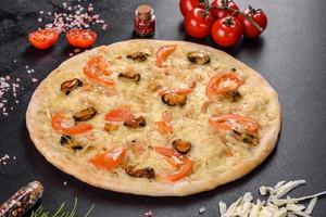 verse heerlijke pizza gemaakt in een haardoven met garnalenmosselen en andere zeevruchten foto