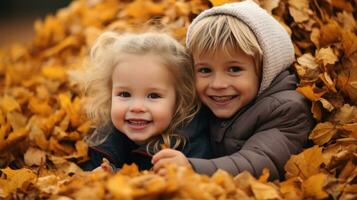 aanbiddelijk kinderen spelen in aambeien van herfst bladeren foto