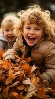 aanbiddelijk kinderen spelen in aambeien van herfst bladeren foto