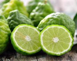 bergamot op houten tafel achtergrond foto