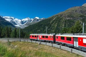 Zwitserse bergtrein Bernina Express doorkruiste alpen foto