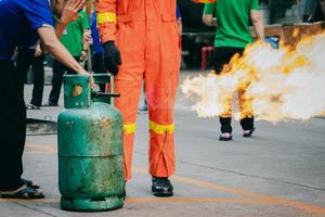 werknemers brandbestrijdingstraining, zet de gastankklep die ontsteekt uit. foto