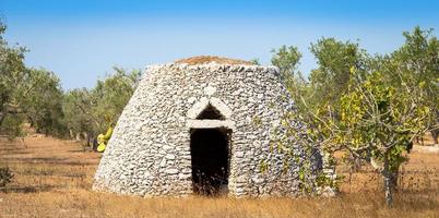 regio Puglia, Italië. traditioneel pakhuis gemaakt van steen foto