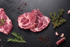 vers rauw rundvlees om heerlijke sappige steak te maken met specerijen en kruiden foto