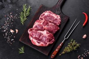 vers rauw rundvlees om heerlijke sappige steak te maken met specerijen en kruiden foto
