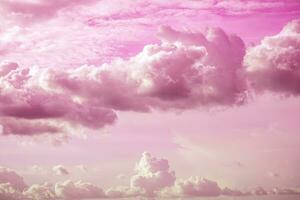 mooi fantastisch roze cumulus wolken in de blauw lucht Bij zonsondergang. natuurlijk achtergrond foto