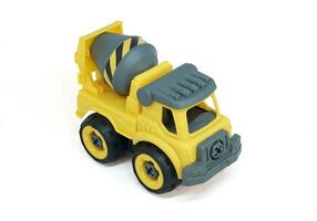 geel plastic beton menger vrachtauto speelgoed- geïsoleerd Aan wit achtergrond. bouw voertuig vrachtwagen. top visie schot. foto