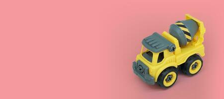 geel plastic beton menger vrachtauto speelgoed- geïsoleerd Aan inkt achtergrond. bouw voertuig vrachtauto met kopiëren ruimte voor banier van speelgoed- op te slaan. foto