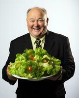 vrolijk dik manager Holding een vers salade geïsoleerd Aan een wit achtergrond foto