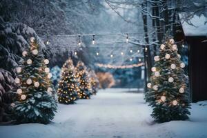 winter besneeuwd straat met Kerstmis bomen versierd met slingers en Kerstmis boom decoraties. Kerstmis buitenkant in de Amerikaans stijl. foto