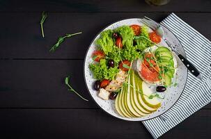 gezond ontbijt. boterhammen met room kaas, Zalm, avocado en plak Peer Aan bord. top visie, overhead foto