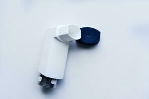 aërosol astma inhalator zak- Aan een wit achtergrond. een remedie voor astma. de inhalator. foto