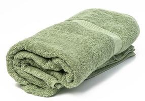gedraaid badstof groen handdoek Aan wit achtergrond foto