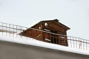 houten duiventil of vogel huis Aan dak van huis met schutting. sneeuwen, winter. kopiëren ruimte foto