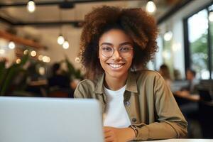 portret van mooi zwart vrouw leerling aan het leren online in koffie winkel, jong Afrikaanse Amerikaans vrouw studies met laptop in cafe, aan het doen huiswerk foto