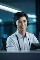 portret van een knap Aziatisch Mens, klant onderhoud exploitant, telefoontje centrum arbeider pratend door koptelefoon met klant in modern kantoor. foto