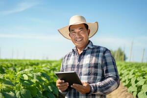 portret van mannetje boer gebruik makend van tablet in de boerderij, merkt op en controleren groei planten, landbouw slim landbouw concept foto