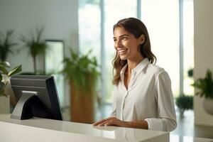 portret van glimlachen receptioniste vrouw groet cliënt, gelukkig bedrijf vrouw ontvangst in modern kantoor foto