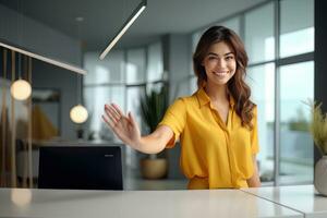 portret van glimlachen receptioniste vrouw groet cliënt, gelukkig bedrijf vrouw ontvangst in modern kantoor foto