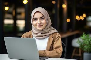 portret van mooi moslim vrouw leerling online aan het leren in koffie winkel, jong vrouw met hijab studies met laptop in cafe, meisje aan het doen haar huiswerk foto