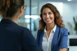 portret van glimlachen receptioniste vrouw groet cliënt, gelukkig bedrijf vrouw ontvangst in modern kantoor foto