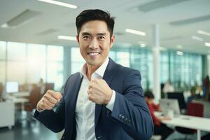 Aziatisch zakenman tonen een vechten houding, mannetje ondernemer gebaren verhogen vuisten in modern kantoor, gevechten een probleem, vieren succes en bereiken doelen. foto