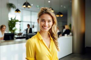 portret van glimlachen receptioniste vrouw groet cliënt, gelukkig bedrijf vrouw ontvangst in modern kantoor foto