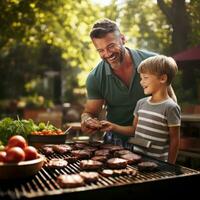 vader en zoon grillen hamburgers in achtertuin foto