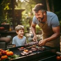 vader en zoon grillen hamburgers in achtertuin foto