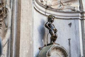 manneken pis weinig Mens plas of le petit Julien, een heel beroemd bronzen beeldhouwwerk mijlpaal in Brussel foto