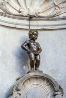 manneken pis weinig Mens plas of le petit Julien, een heel beroemd bronzen beeldhouwwerk mijlpaal in Brussel foto