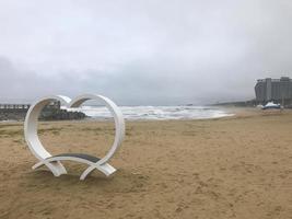 tyfoon in Zuid-Korea. sokcho strand. slecht weer op zee foto