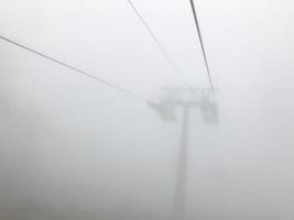 de kabelbaan in de mist. bergen van de Kaukasus. sochi gebied, rusland foto