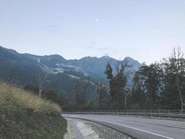 bergweg in de bergen van de Kaukasus. sochi, rusland foto