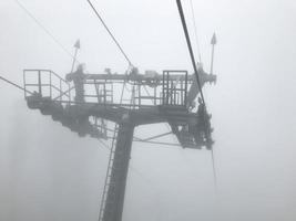 de kabelbaan in de mist. bergen van de Kaukasus. sochi gebied, rusland foto