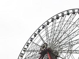 het reuzenrad en de witte lucht op het background.gorky park, kharkov city, oekraïne foto