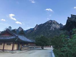 traditionele Aziatische tempel in het Seoraksan National Park, Zuid-Korea foto