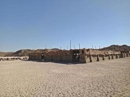 kleine gebouwen in de woestijn van egypte foto